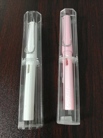 写字顺滑，不粗，是女儿期望的那种，包装很精美！