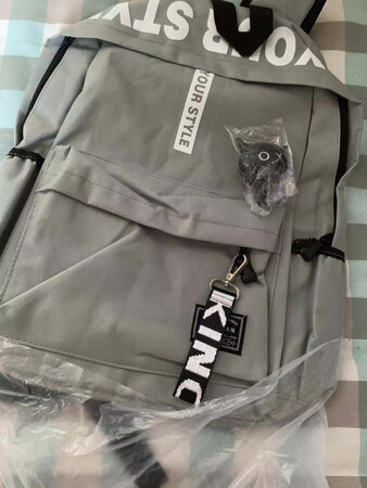 这家店已经买过无数次了，粉色的买过两次，灰色的也买过两次了，没有色差颜色很正，很耐脏，很能放东西，可以放15.6寸电脑，还能放很多衣服和乱七八糟的，背面有内拉链，很安全，也可以放洗衣机直接洗，不会坏。