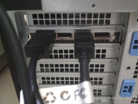 绿联 Mini DP转DP转接线 4K高清雷电公对公转换线 适用Surface苹果Mac电脑接显示器 黑色 1.5米。买来给HTCVIVECE用的dp显卡接口，开始买的DP转HDMI转接线头显不显示，又在别的店买的HTCVIVE专用dp转minidp结果等了几天没货，最后还是来买的绿联的dp转minidp线！！