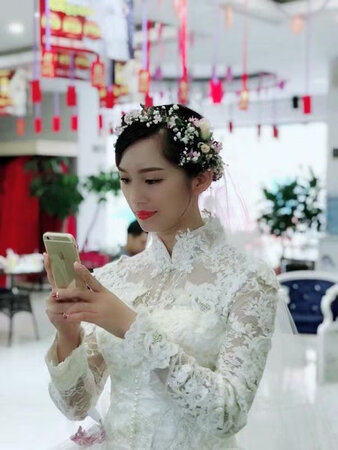 没人给拍照，来几张自拍吧！婚纱还是很喜欢的！因为还没有买到胸贴，没带胸贴，裙衬没套上，不过婚纱还是没漂亮的！因为冬天冷，不想漏太多，所以选这个小立领，还挺有感觉的，后边是半露的，也很漂亮，卖家很贴心，送了头纱和手套！总之很喜欢，给个好评吧！哈哈。