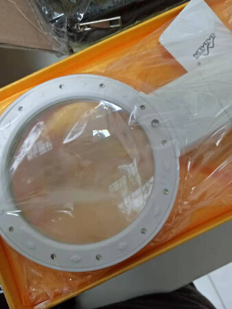 买给爸爸用的，说是工作的时候图纸看不清，加加林这个放大了看图纸头不晕小字也非常清晰很方便，自己买了电池装上，晚上看书看手机都不费劲，就是尺寸有些大了，爸爸说不好放在裤兜里，然后我顺便在加加林店里买了个腰包，双十一活动也非常便宜，腰包正好放手机和放大镜哈哈哈哈，爸爸很满意嘻嘻。
适合人群：中老年
产品重量：较轻
便捷性能：带led灯