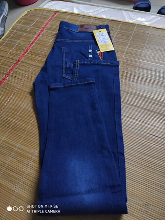 牛仔裤还算可以，刚好合身！穿起来舒服！