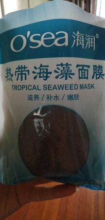 以前听同事说用着好，也买来海藻面膜试试。第一次用不太会用，敷到脸上会容易往下掉，用完感觉还不错吧，挺清爽的，不会干燥。