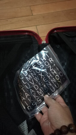 这是买了第二个了，右边是三年前买的，颜色很漂亮的登机牌箱，也很皮实耐操，要不是孩子把尼龙拉链碰坏了，还不知能使用到什么时候。