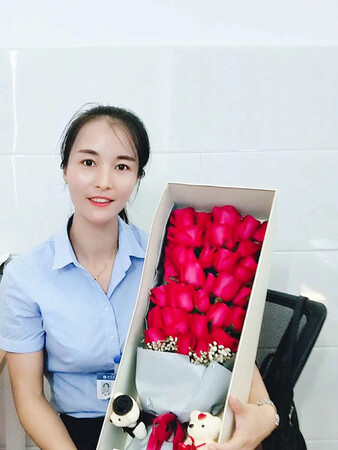 老师收到礼物很高兴，花很漂亮