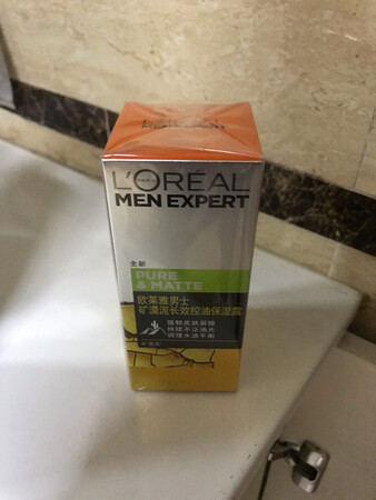 喜欢在京东上面购物，就是因为快递小哥服务热情，物流也特别快，然后就是价格公道。双11期间购买的洗面奶和护面霜，快递给我分成了三个包裹。有一个还没收到，是因为是紧俏货需要在外地调货，这都能够理解。收到的物品都是和往常使用的都是一样的，正品，相信京东，支持京东，赞一个。