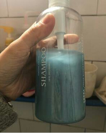 洗发水包装不错，味道也很好闻，洗完头发香香的，滑滑的，很喜欢。 洗完后很干爽，护发素试用完也很顺滑，颜色很好看，好看好看，网上推荐的