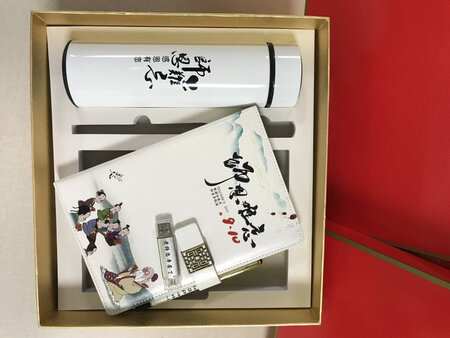 红色的礼盒，送给老师再合适不过了。颜色也很正。定制来送给老师的，很有意义，看着老师接收礼物
的时候很喜欢的样子，我就很满意。里面的东西实用又精致，送礼绝对拿得出手的。好东西值得推荐！！