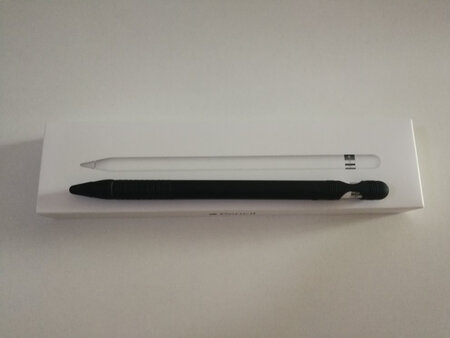 一支笔卖到1000元，也就是苹果的Apple pencil敢这么干！既然喜欢，就要珍惜，买回来后用了几天，感觉裸奔的确不是明智的，这款pencil 保护套超级好用，不用的时候把笔帽套上，蛮安全的，这几天从桌子上滚下去四五次，如果没有这么好的保护套，这支笔怕是早已报废了。黑色的笔套蛮好看的，低调大气而且好找好分辨，不会与其他的笔区分不来，握持感很棒，推荐啦！