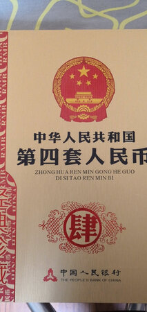 快递可以，但是有点潮，导致里面的纸开胶了，卖家送了礼物?