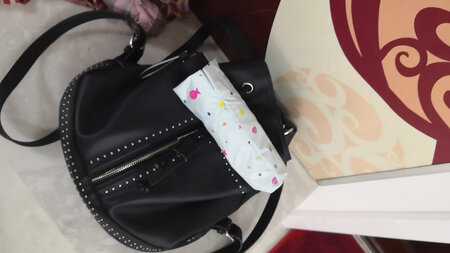 挺小巧，胶囊伞，不知道刮风时能不能撑住。防晒效果不错，老牌子了。