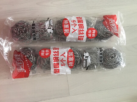 我一般很少在京东上买厨房用品，一般都是在超市购买，这是第一次趁着双十一为了凑单买的，收到货后感觉很不错，每一个铁丝球都挺大个的，不是小小的那种，拿在手里也很有质感，感觉还是很不错的，价格也合适，买多了还有折扣，很划算，这次买的的不多，就买了两包，灯用完了还会再来买的，不错