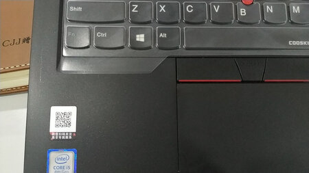 差评，完全不服帖，包装上也没有写可适配的型号。上下边多了，左右边少了，打字还会动，说明书上说不服帖，可以双面胶胶一下，晕死，电脑用双面胶，那沾在上面黏糊糊的，产品差评