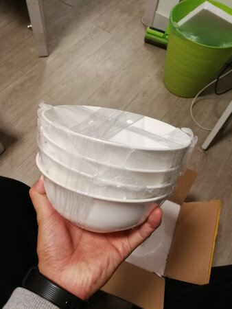 第一次在网上买碗，比超市种类多多了，买回来就在锅里煮了下，大概五六分钟的样子。做工什么都挺好的，非常满意，结果出乎我的意料之外,做工很棒,不逊于超市那些百八十的瓷器。 摸起来手感也不错,很顺滑，也很白亮。敲起来声音也比较清脆。总的来说, 质量不错，非常满意，下次还会来。