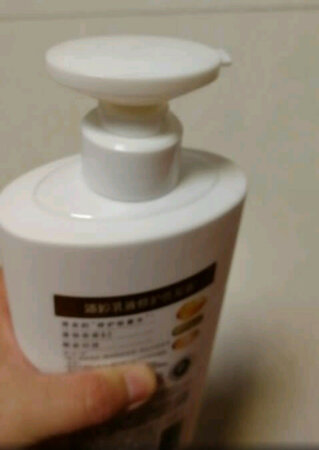 适合发质：中干性都可以
泡沫数量：泡泡沫丰富
产品香味：淡淡的清香 很喜欢
其他特色：活动期间价格美丽