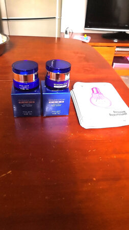 以前都是在实体店买美时美刻的早晚霜，这是第一次在京东平台买，是不是正品用一段时间再来追评。