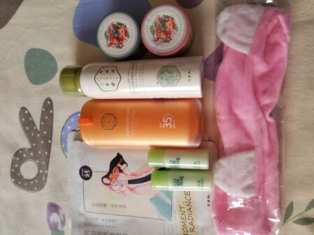 防晒乳非常好用。增白，细腻，舒服。还送了好多赠品，也都很好用。谢谢啦！