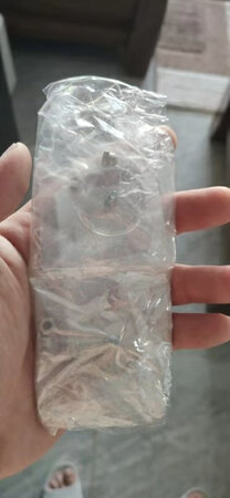 装修时候家里的墙面都是贴的大理石墙砖 所以就特别害怕在墙上钉钉子 钻孔什么的 感觉特别心疼 但是有些东西要挂在墙上 所以就选了这款免打孔的小粘贴 这个放到墙上既不需要打孔承重也很可以 真是居家必备的好物价啊