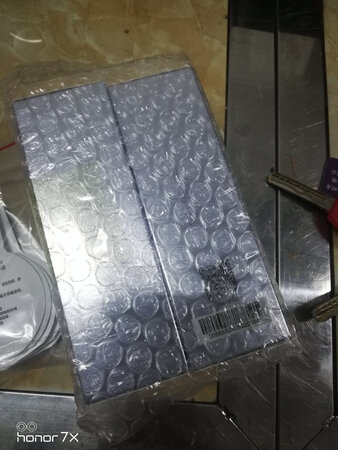 宝贝今天晚上才拿到，那回来看了一下包装很好没有破损，这次发的新款包装，以前用的那种小黄瓶的，味道很好闻，这次买的外观不一样，打开闻了一下味道不是之前的那个味道，不知道效果怎么样，到时候用过再来追评吧，送的面膜和面霜以前从来没有用过的，到时候体验一下看一下效果，值得推荐给各位老铁