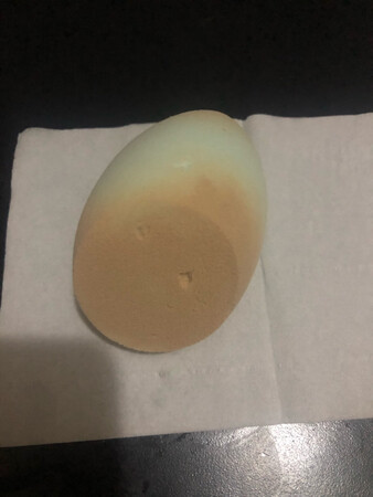 真是太难用了，吸粉老厉害了，洗的时候一使劲就掉海绵，太难用了，还天天都要洗，吸粉还那么厉害，图片是早上用清洗剂洗干净后用过的，吸粉是真厉害，膨胀的还特别厉害，差评！差评！差评！