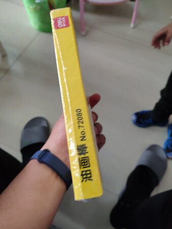 得力文具出品24色蜡笔。孩子收到礼物后非常的高兴，又可以画画了。便携性能非常好。颜色比较正，画出来的画给画出来的作品也非常的出色。京东物流非常快，昨天买今天到。