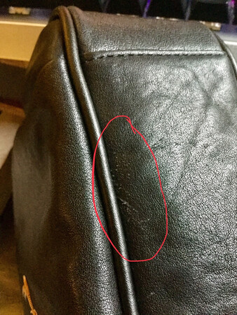 底部，差点没注意就被骗过去了，下午才到，在我手上还没两个小时。差评拿好，第一次尝试，失望透了，怕是拿的别人退的次货给我吧！#商家真是能骗就骗。做工细节：极差