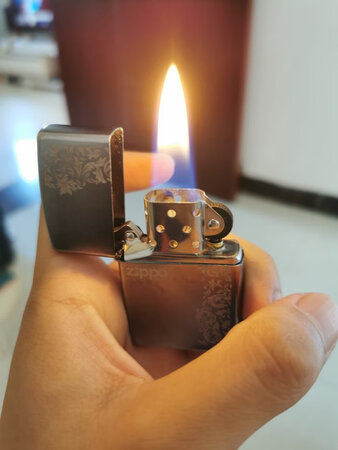 火机质量不错，油没有什么味道。贴心送了很多礼品。