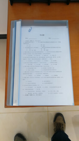 做工质感：质感不错，光泽度，用料做工优良。
耐用度：选材很好，耐磨度高，很耐用。
产品设计：产品设计很新潮，光鲜亮丽，非常的有特色。
其他特色：物流快递很快，包装完整，店家服务态度好，送货员服务态度也很好，品牌好，质量也好，物美价廉，很不错的一次购物体验。下次还会继续买，加油，再接再厉，
尺寸大小：尺寸大小，刚刚合适，装资料非常够用。