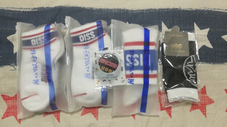 这家店真的超级超级好，这是我第二次买袜子了，买了三套。客服态度超级帮，老客户还加送一双袜子，真的挺好的，推荐大家购买。