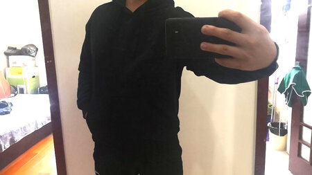 刚开始拍了XL码的，结果一试有点大了，然后换了L码的穿上很合身，样子也是我喜欢类型，衣服面料也很舒服，挺不错的，关键是更换小大，没有收我邮费，真的很良心，为商家点赞，这样的商家应该越多越好啊，哈哈?