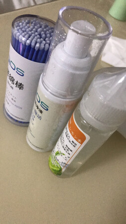 货品刚刚收到，一共5件产品，拆开用了一下，分享一下整体的感受吧。
1、外观呢，和其他家的产品差不多，没啥新奇，不过都是清洁用品，不讲究美观，这方面给90分吧。
2、缺点呢，一个是价格偏高，相对来说，由于当时买的着急了点，没有仔细对比价格，就直接下单购买了，最后自己的京豆抵了30元，价格这方面给60分吧。
3、另外，蓝色的小棉签，上面的棉太少了，不是特别实用，用他的时候也特别少，而且不经用。
整体感觉还可以吧，只能这么说了。所以给个三星吧。
3、