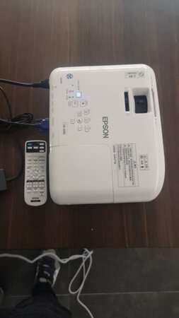 买来放在公司会议厅用的，画面很清楚，性价比很高，使用很方便。价格也便宜。大家可以买来试试，家里也可以用。