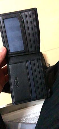 外观颜值：跟图一样，没有什么差别，属于商务休闲品类的
材质手感：反正摸着挺舒服的，是不是真皮的我也分不清，以前跟女朋友买过一个女款的，感觉挺好的，
容量空间：空间还行，薄厚也合适，现在卡都绑手机，钱包里面不用装很多卡了，我用还有多余，
做工细节：我也是外行看不很懂，反正没看见线头啊，走线不均匀什么的。
其他特色：总之加上***这款挺合适的，也不是贵，双十一可以入手了。