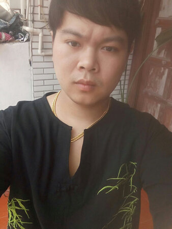 选的XL的尺码，圆脸圆身体，穿起来轻便u舒适，黑色显瘦，好评