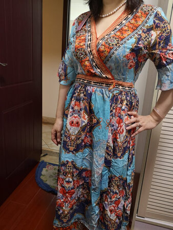 多次购买他家的衣服，裙子是真丝的，自我感觉比较宽松，建议拍小一号