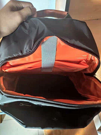 性价比还可以，偏薄一些，个头虽然比之前的包小了一点，但儿子还嫌大。大学生当书包用。