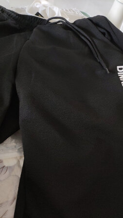 这他妈是个#，穿着不舒服，衣服次品，有竖条黄色点，，洗不掉的，还京东自营，。20块钱的地摊货，这东西是怎么京东自营的，