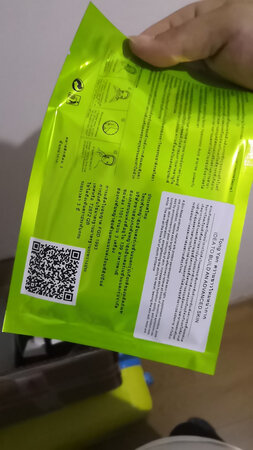 一直用他家面膜，实惠好用
产品质感：轻薄，精华多
使用感受：水嫩，我每天都会使用，效果特别好
适合肤质：我是混合性皮肤，一直用的绿色和蓝色，这次试一试紫色
补水效果：补水很足
贴合效果：服帖舒服
其他特色：最基本的就是最特色的