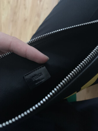 客服很热情周到。东西收到也不错像是正品还可以验货，客服小哥还给补了差价。快递下单第十天就到了。