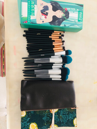 刷子的尺寸感觉都差不多，功能不容易区分，没有卧蚕刷，纤维毛抓粉一般，赶着优惠买的，价格相对实惠