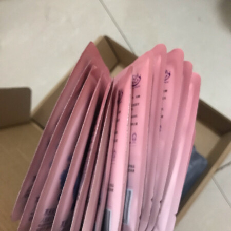 面膜收到了，快递真的是超级快，然后真的真的很划算！真的买一送一！一共四十二片一共有三款一款12片，今天晚上赶紧敷一片再来评论！