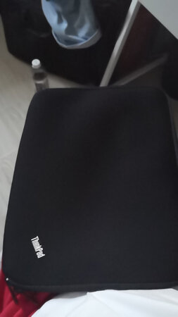 包的手感不错，拿着也舒服，和我的电脑合适，就是味道大，不过我自己洗了，现在还好