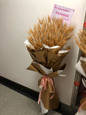 朋友开业，小伙伴们一起定的花篮，一直在这家订，挺好的。
