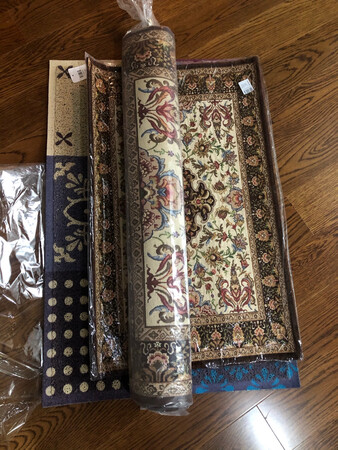 放在外门口非常的漂亮，有一定的厚度，大小尺寸都非常的合适，看起来清洁应该也是很容易的，如果说有什么特色的话就是说很文艺的感觉。一次性在这个京东好店里选了三件，每一件拿到手打开来都是很喜欢的，当然在之前选择时，确实也是费了好多的心思呢，真的是自己喜欢的！开心?