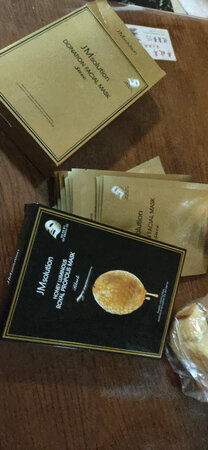 产品已经收到还没有使用，但是这款面膜有一股味道，嗯，说不上来是什么味儿，是包装盒的一股味道，刺鼻味儿很大。不知道是真的还是假的。