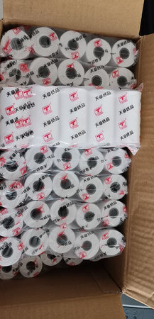 纸张品质：看起来纸张很白，很坚韧。
打印起来也不错，暂时没看到卡纸的现象。
另外，都有塑料芯，都有。。所以计较卷纸长度的就要注意了。。