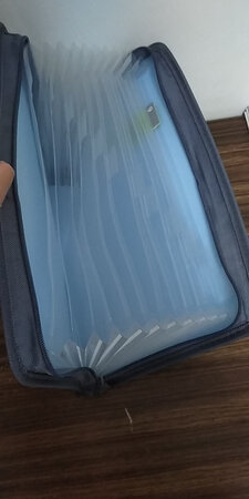 做工质感：摸着感觉质量还不错
产品设计：这款蓝色风琴包挺好看的，手柄的设计很方便