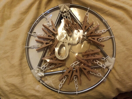 趁打折买了好几个不锈钢夹子。
这一款是金属框架加塑料夹子的结合，整体不算重。塑封包装很结实。夹子个数还挺多的，实用！
塑料夹子比不锈钢衣架还是轻一些的，现在的产品也比较耐用了。京东购物很方便，也实惠！好评～