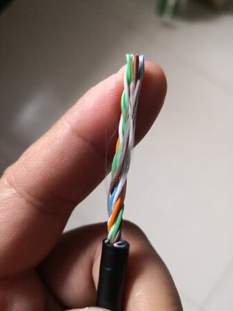 这种室外用的线多一层防护，整个都感觉结实了很多，就是线必须扭转，不然打开很多结，线质硬了确实如此。质量目前看来很不错，到底是大牌子，性能没有单独测试线，不好说，到传输比较稳定，产品包装可以，单独包了一层。有个小问题，由于多了一层，所以外层和每层都不是一般网线直径，工具环切时得注意点，不然容易把铜芯都给剪断了