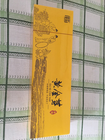 抽着没味，烟还挺冲，感觉和抽树叶子差不多，看烟丝也不像是黄金芽茶叶啊，烟头上还有欧科，抽完之后，嘴里有股苦味，肯定是茶叶但感觉不一定是黄金芽茶叶，改天拿支烟泡水喝看看味道怎么样，包装的挺富贵的，感觉想靠这个戒烟是没什么希望的，想戒烟主要还是得看自己意志，什么电子烟都是扯犊子。
